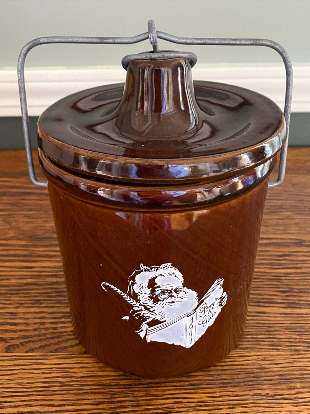 Vintage 1991 Brown Santa Claus Christmas Crock w/ Locking Lid